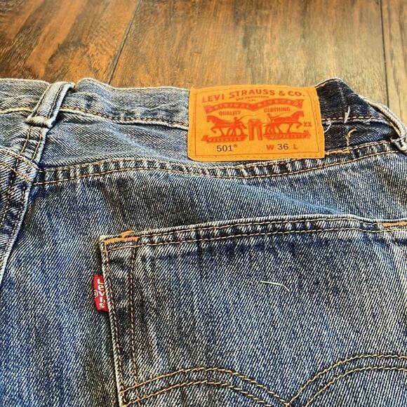 Levi’s 501 Button Fly Jean shorts in EUC size 36 - Picture 3 of 6